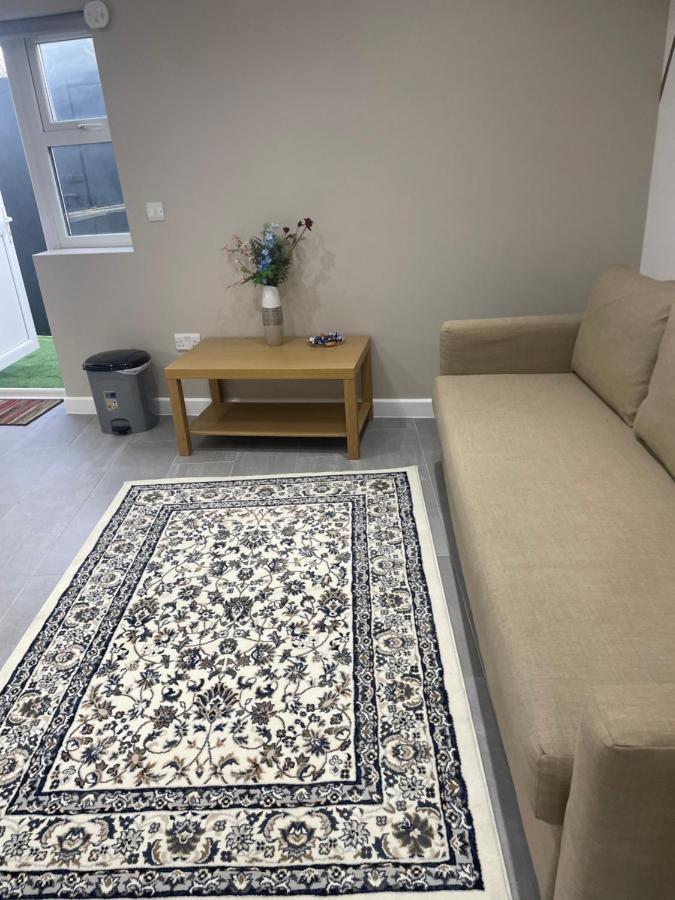 One Bedroom Apartment Goodmayes ภายนอก รูปภาพ