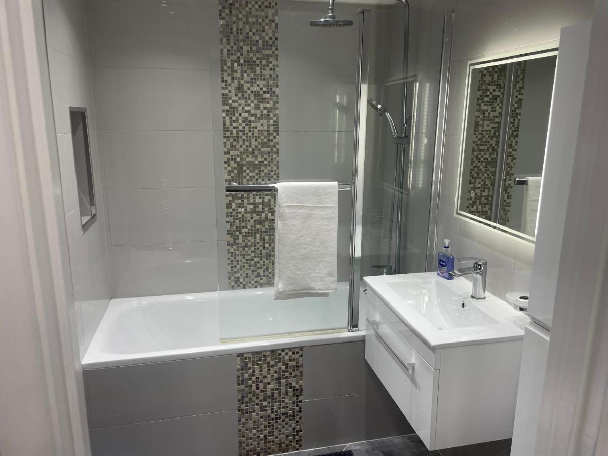 One Bedroom Apartment Goodmayes ภายนอก รูปภาพ